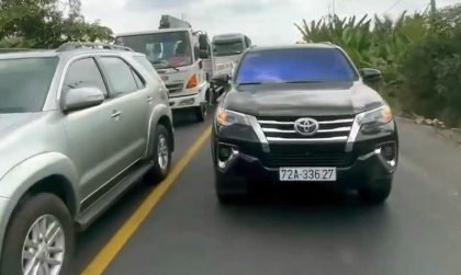 Ý thức giao thông: Clip tài xế Toyota Fortuner 72A 36627 thể hiện khả năng lùi xe hoàn hảo